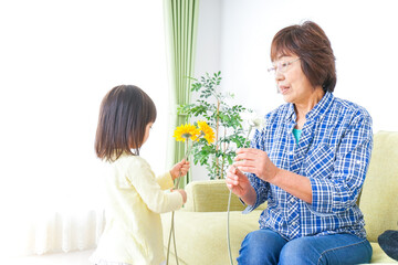 祖母に花をあげる子ども