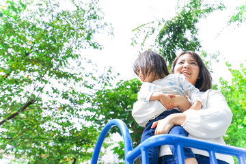 母親 抱っこ 子ども