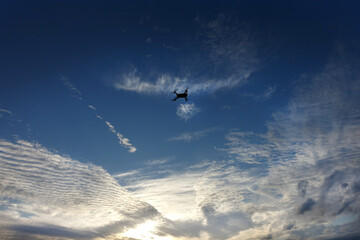 夕焼けに映るドローン