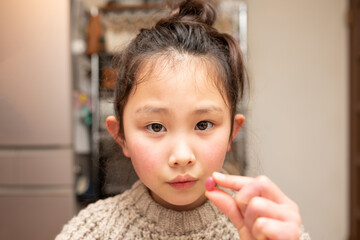 お菓子を食べる少女