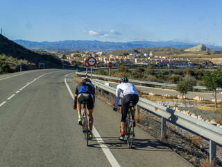 Rennradfahrer in Spanien trainieren auf normale Strasse