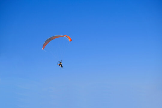 モーターパラグライダーが大空を飛ぶ