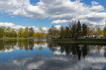 Obraz premium MOSCOW, RUSSIA - May 07, 2021: Beautiful Ostankino Park in Moscow, spring pond
