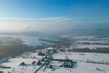 Fototapeta na wymiar Zimowy widok na pokryte śniegiem góry, Beskid Niski i Beskid Sądecki