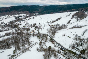 Zimowy widok na pokryte śniegiem góry, Beskid Niski i Beskid Sądecki - obrazy, fototapety, plakaty