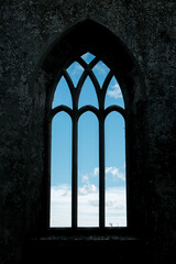 Ein glasloses Fenster in einem alten Kirchengemäuer