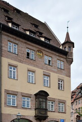 Fototapeta na wymiar Historisches Bauwerk in der Altstadt von Nürnberg, Franken, Bayern