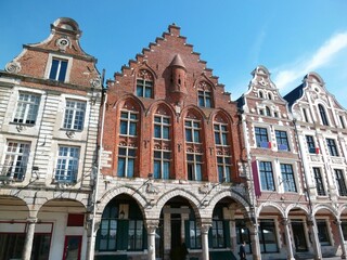 Fototapeta na wymiar Architecture de bâtiments anciens à Arras, avec la façade en brique rouge de la plus vieille maison de la ville, sur la Grand’place (France)