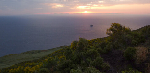 Sonnenaufgang über Kalabrien von der Vulkaninsel Stromboli aus gesehen