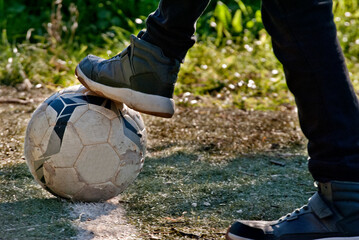 En la línea de juego, balón de fútbol y pies de niño
