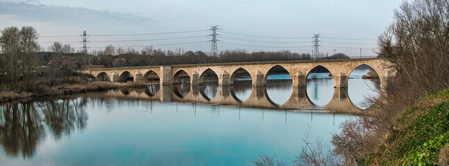 Pente medieva de piedra sobre el r&iacute;o Duero a su paso por la villa de Tordesillas, provincia de Valladolid, Espa&ntilde;a