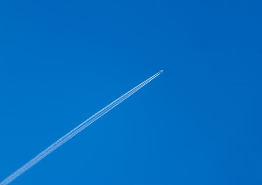 飛行機雲 の画像 39 352 件の Stock 写真 ベクターおよびビデオ Adobe Stock