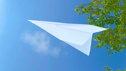 空に向かって飛んでいく紙ひこうき © KIYOSHI TAMAI