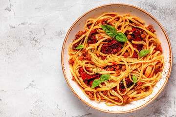 Pasta with bolognese sauce and sun-dried tomatoes