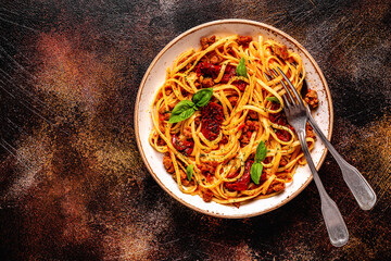 Pasta with bolognese sauce and sun-dried tomatoes