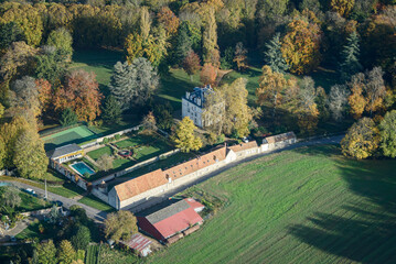 vue aérienne d'une demeure à Noisy-sur-Oise à l'automne dans le Val d'Oise en France