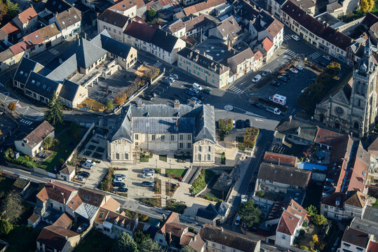 vue aérienne de la mairie de Viarmes dans le Val d'Oise en France