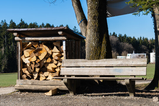 Brennholzvorrat am &ouml;ffentlichen Grillplatz in Zollikon, Z&uuml;rich, Schweiz