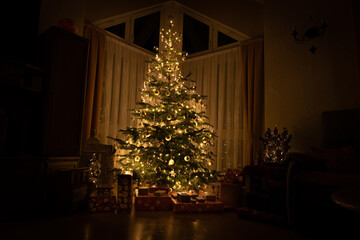 Weihnachtsbaum im dunklen Wohnzimmer