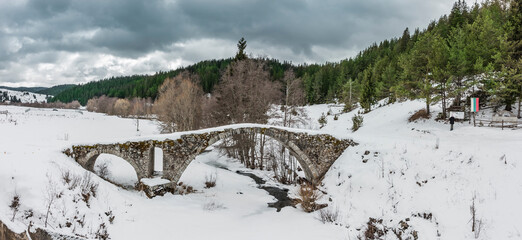 Römische Brücke Kemera im Rhodopen Gebirge in Bulgarien
