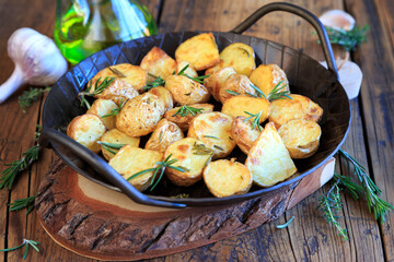 Rosmarinkartoffeln in Eisenpfanne