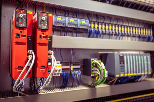 schaltschrank sch&uuml;tze steuerung sps schutzschalter leitungssschutz fi siemens schneider electric schalttafel sicherungsschrank