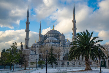 Fototapeta na wymiar Sultanahmet Mosque (Blue Mosque) on a January day. Istanbul, Turkey