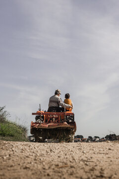 Avô E Neto A Passear No Tractor