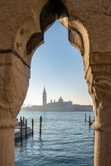 Uitzicht op het eiland San Giorgio Maggiore vanaf de Brug der Zuchten (Ponte de I Sospiri), Venetië, Italië
