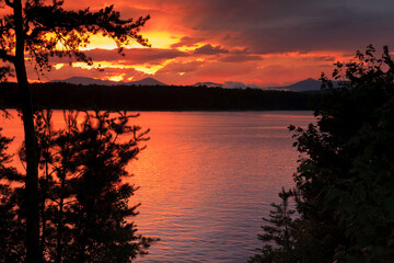 Fototapeta na wymiar Sunset on tOssipee lake