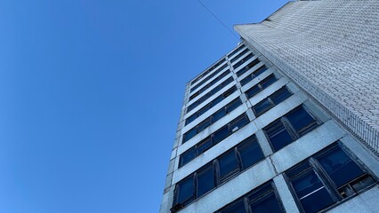 Obraz premium High-rise abandoned office building belonging to an old factory