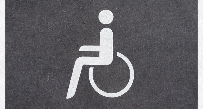 Behindertenparkplatz, gekennzeichnet mit Rollstuhlfahrersymbol