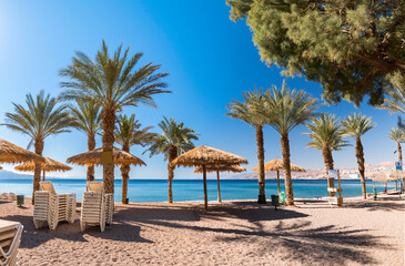 Obraz premium Morning on sandy beach in Eilat - famous tourist resort and recreation city in Israel