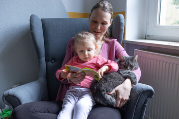 Mutter liest Tochter ein Buch vor