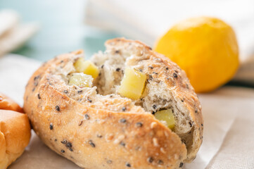 天然酵母のゴマおさつパン