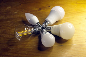 Symbolic image: Saving light and energy, incandescent lamps - energy-saving lamps
