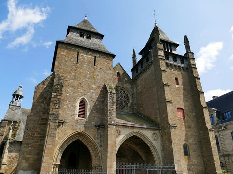La fa&ccedil;ade de la cath&eacute;drale Saint-&Eacute;tienne de Saint-Brieuc