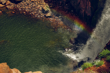 Fototapeta na wymiar cascada formando un arcoiris en las cataratas del iguazú
