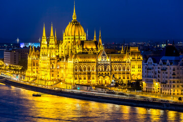 Fototapeta premium Parliament in Budapest at night, Hungary