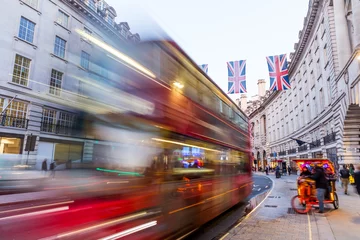 Foto op Plexiglas Rode bus op Regent Street, Londen © Wieslaw
