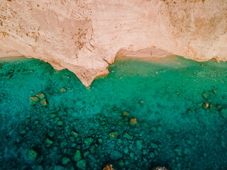 luchtfoto van zee rotsachtig strand