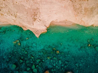 Glasschilderij Luchtfoto strand luchtfoto van zee rotsachtig strand