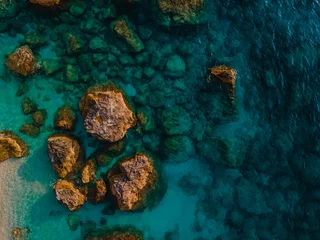 Muurstickers Luchtfoto strand luchtfoto van zee rotsachtig strand