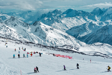 Fototapeta na wymiar On the slope of the ski resort people go skiing.