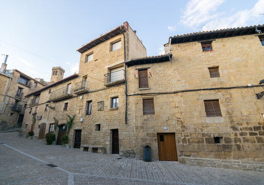 streets and houses of the town of ujue