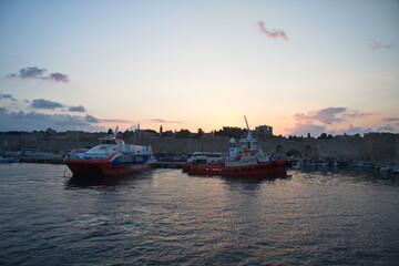 Obraz premium Autumn sunset on the horizon of Rhodes