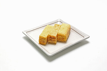 白背景の皿にのせただし巻き卵