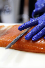 profesional cortando lonchas de salmón ahumado