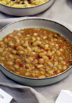 plato de alubias con verduras caliente