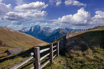 Zaun am Berggipfel, Dolomiten
